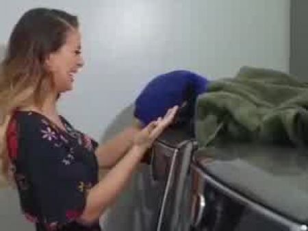 Jordi bekommt verrückten Sex mit seiner Stiefmaterial in der Küche 