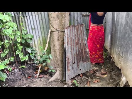 Ich sehe, dass meine Stiefe ins Badezimmer ging, ich ging hinter sie und fing an, sie zu ficken Bangladeschi 