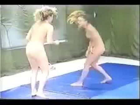Lucha desnuda Angela vs Tina 
