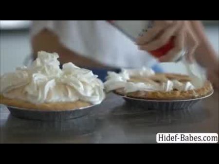 Nena tetona pidió ayudarlo a su Stepsis hornear un pastel 