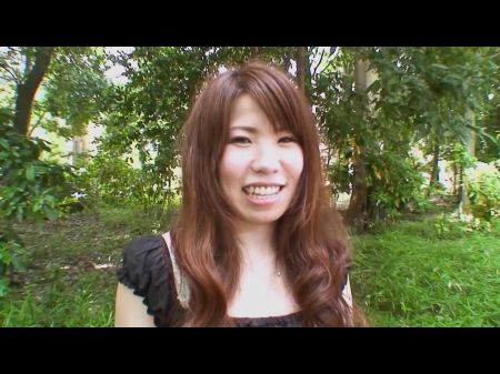 日本青少年用毛茸茸的猫涂了奶油