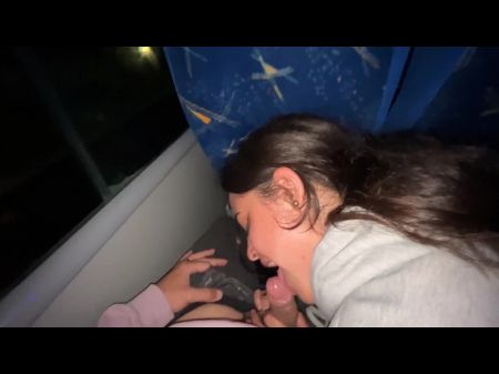 Eu chupo um passageiro desconhecido em um ônibus de verdade e ele goza na minha boca 