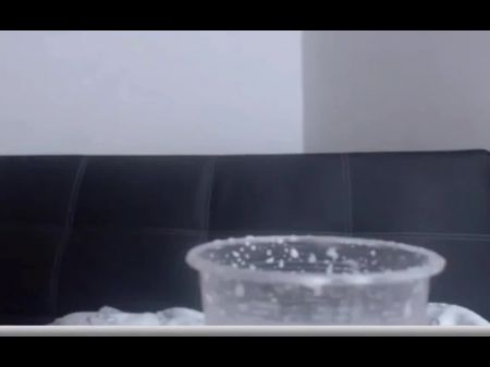 丰满的宝贝在凸轮上挤奶她的大山雀