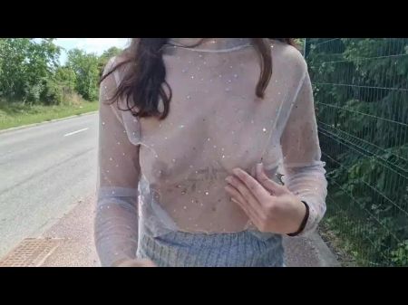 Camino Por La Ciudad Con Una Camiseta Transparente Y Pardo Mis Senos En Público 