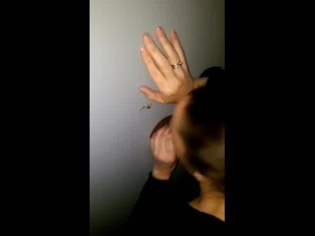 La esposa chupa la polla en Gloryhole hace que el cuckold lama correrse 