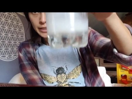 Latina aprieta la leche de una teta para YouTube 