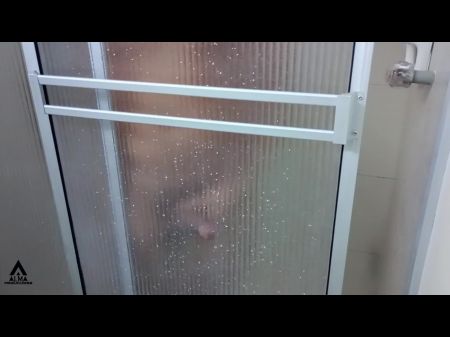 Mi hermanastra entra mientras estoy duchando y me calienta para ser follada. 
