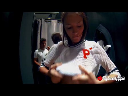 Risky Quickie in der Umkleidekabine mit einer massiven Gesichtsbehandlung 