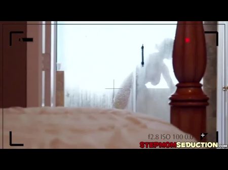 Vollbusige blonde milf alyssa lehrt Alina li, wie man hart fickt 
