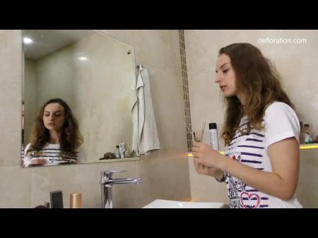 Babe Margaret Robbie im Badezimmer auf Defloration Channel 