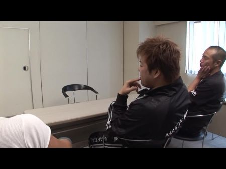 Young Beauty Es Intrigado Por Un Grupo De Chicos 