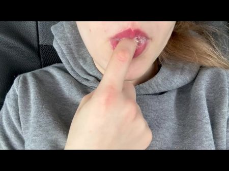Geile jugendliche Mädchen masturbiert im Auto 