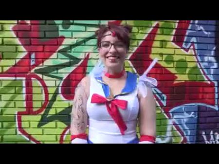 La Amplia Española Eva Le Encanta Recoger Chicos Usando Su Atuendo De Sailor Moon 