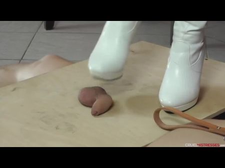 她的靴子鞋底