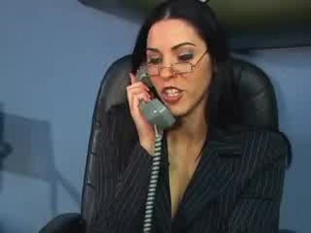 性感的乌鸦老板命令年轻的螺柱舔黑猫