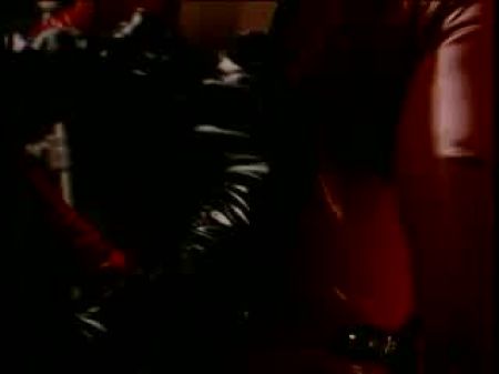 Escenas sexy calientes con chica inleather 