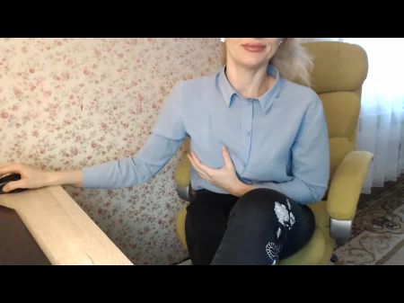 Slim Russian Frau streichelt ihren Körper und ihre Muschi 