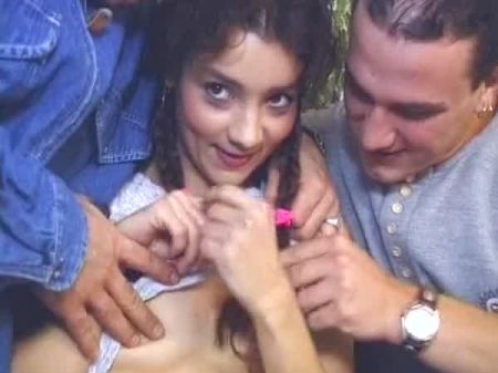 Das hübsche deutsche Babe bekommt ihren Busch nach einem heißen Fick 
