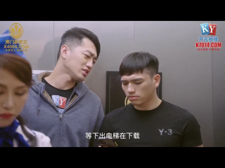 与Hentai经理在电梯中的亚洲女孩性爱
