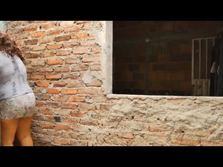 El Padrastro Pervertido Se Folla El Trasero De Su Hijastra Mientras Su Esposa Lava La Ropa. 