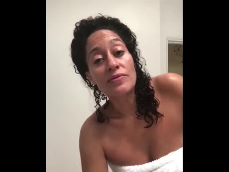 Tracee Ellis Ross في منشفة 