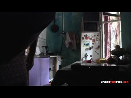 A morena excêntrica mostra seus bits travessos na câmera 