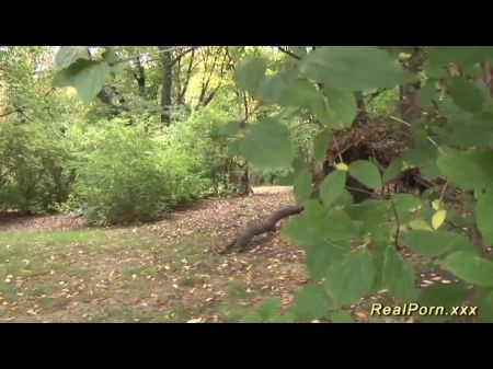 Deutsche vollbusige MILF hat sich für Sex im Freien abgeholt 