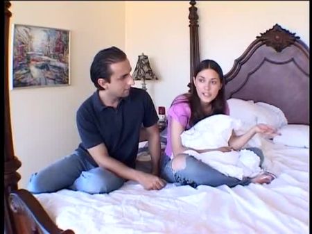 Netter junger, frecher Teenie mit Phat Ass liebt es, Schwanz in ihre enge Fotze zu bekommen 