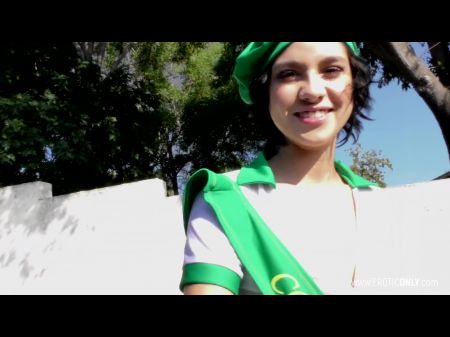 Petite Girl Lame Su Butthole Mientras Se Frota La Cola 