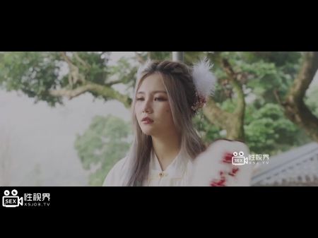 口交和骑行狂热者，在床上与奶油cumshot Asian业余冰冷