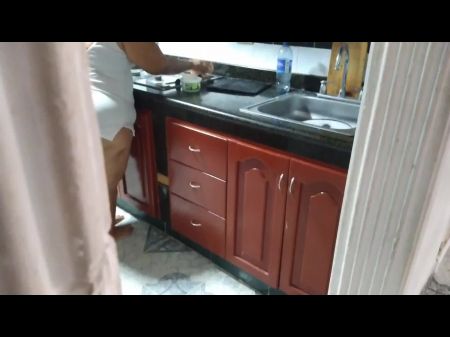 Me masturbo mientras la madre de mi amigo limpia la cocina 