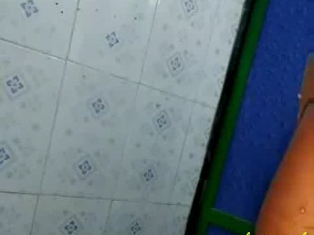 فتاة كلية في سن المراهقة تأخذ الاستحمام والثبات الالتهاب 