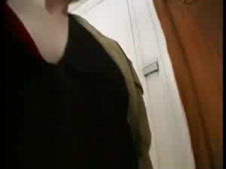 Er beobachtet seine Frau Emilie in Arschloch gefickt 