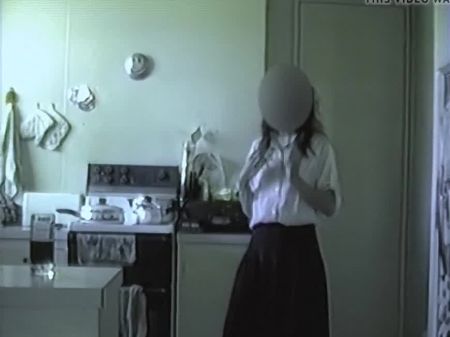 害羞的女孩提升连衣裙显示她的毛茸茸的猫