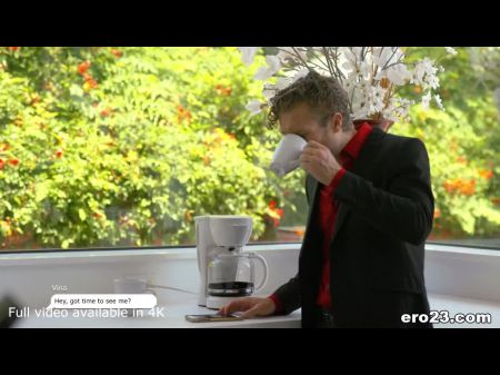 Beleza asiática petita andando no pau branco 