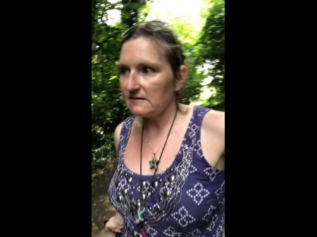 أفضل رائحة في العالم تستنشق أصابعي وأنا أمشي في فستان قصير عبر الغابة 