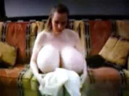 Sehr große Brüste und sehr großer BH -Amateur 