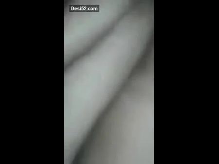 Шлюха трахается дома 