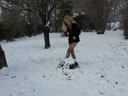 Pee Divertido En La Nieve 