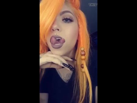 性感的宝贝炫耀她的分裂舌头