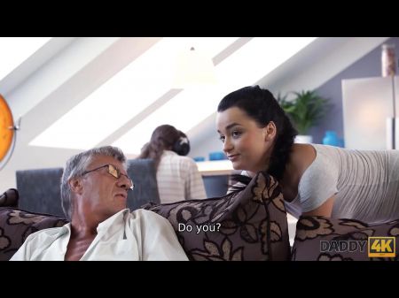 Daddy4k. Sweetie le enseña a su novio una lección seduciendo a su viejo papá 