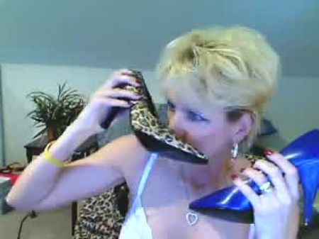 Joi huele zapatos para correrse 