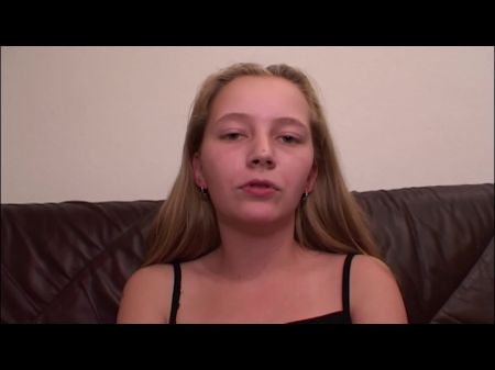 Um adolescente alemão doce deixa seu rosto coberto de POV 