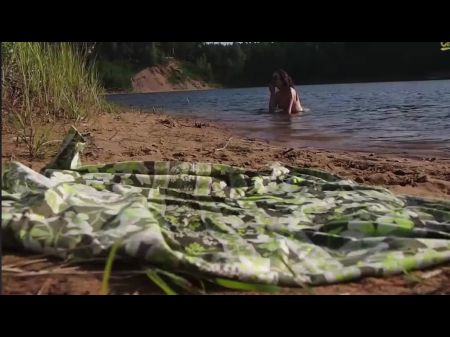 MILF con coño peludo desnudo en la playa 