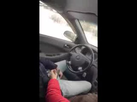 与一个人通电话，握住另一只公鸡