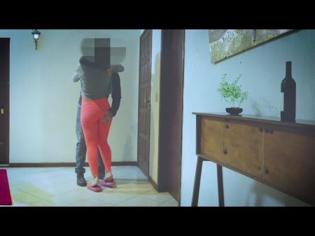 Mi esposo en el baño y yo follamos al vecino en la sala de estar. 