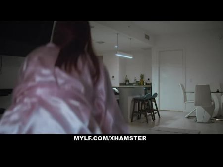 丰满的继母妈妈给一个可爱的青少年给予高潮愉悦
