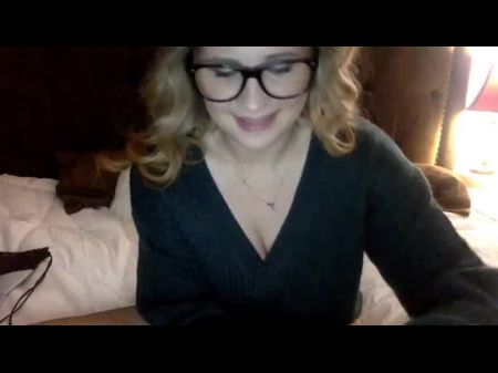 La chica con gafas se burla y luego folla el coño con el juguete. 