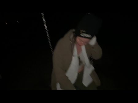 تحدثت في وميض كس كما والثدي في الحديقة 