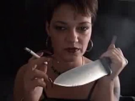 Cugar maduro caliente con uñas sexys fumando dom 